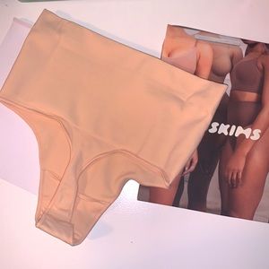 SKIMS Core Control thong NEW size S/M